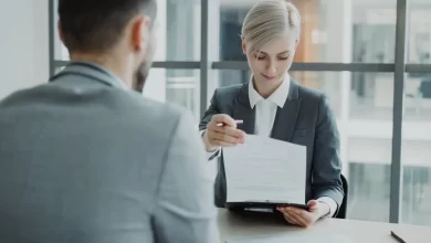 Kira davası avukatı müvekkiliyle sözleşme inceliyor